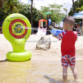 Rango de tiro inflable de cocodrilo con objetivos flotantes.